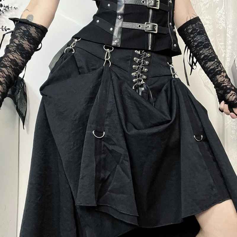 Siyah Zincir Detaylı Gotik Elbise – Asi Karanlık Tarz