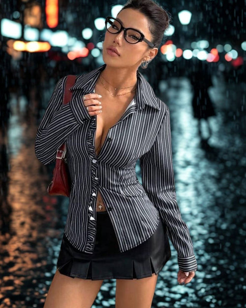 Çizgili V Yaka Gömlek ile Stilini Yükselt! 🖤